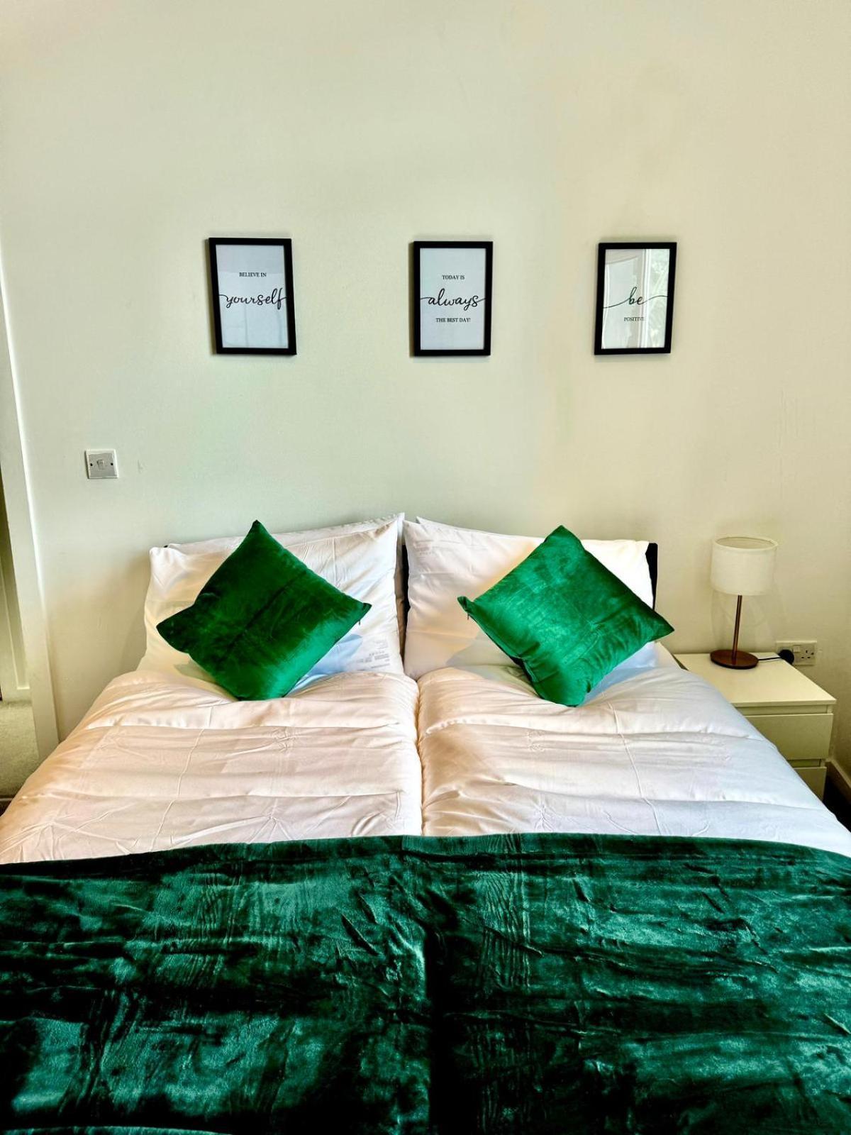 Three Bedroom House By Peacegrove Homes Short Lets & Serviced Accommodation Brighton With Free Wifi & Pet Friendly 외부 사진