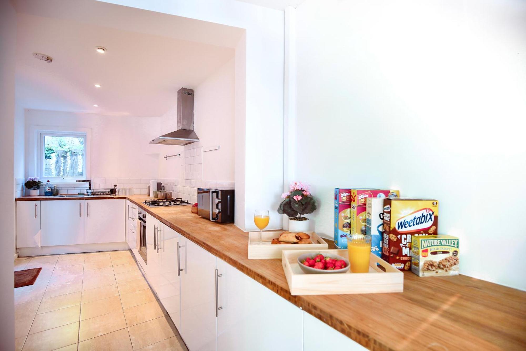Three Bedroom House By Peacegrove Homes Short Lets & Serviced Accommodation Brighton With Free Wifi & Pet Friendly 외부 사진