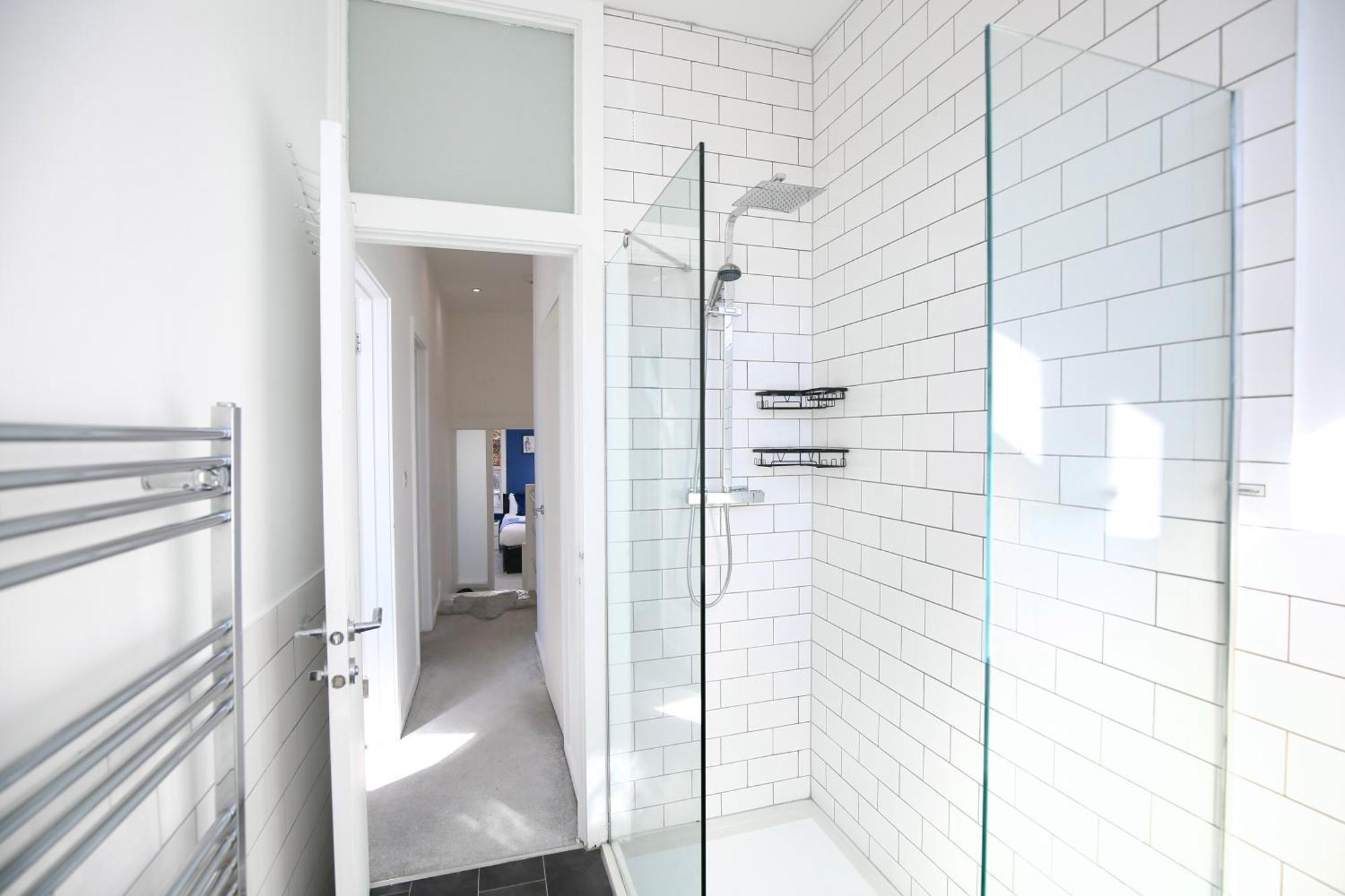 Three Bedroom House By Peacegrove Homes Short Lets & Serviced Accommodation Brighton With Free Wifi & Pet Friendly 외부 사진