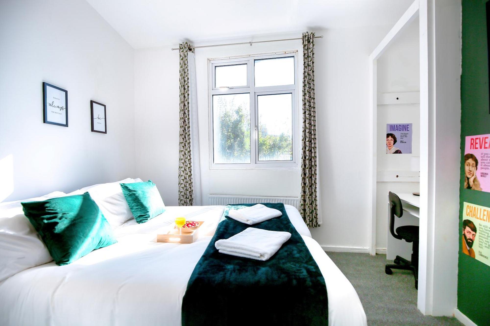 Three Bedroom House By Peacegrove Homes Short Lets & Serviced Accommodation Brighton With Free Wifi & Pet Friendly 외부 사진